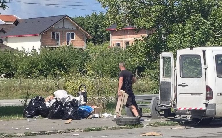 FOTO Gest nesimțit! În amiaza mare, un bistrițean a făcut dintr-o parcare… groapă de gunoi