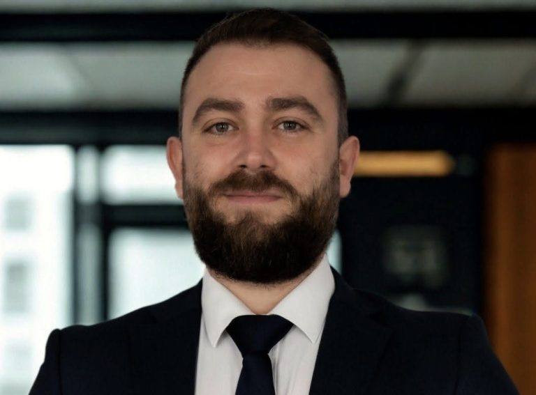 Deputatul Andrei Csillag critică structura Guvernului: „Cum poți cere sacrificii unui popor, când tu nu renunți la nimic?”