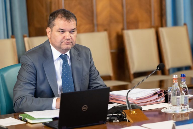 40.000 de angajați din administrația publică vor fi concediați. Cseke Attila: „Pleacă 57% dintre consilierii de la cabinete”