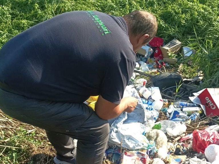 L-a trădat factura! Amendă de 3.000 de lei pentru un bărbat din Cociu, prins că a aruncat deșeuri în natură