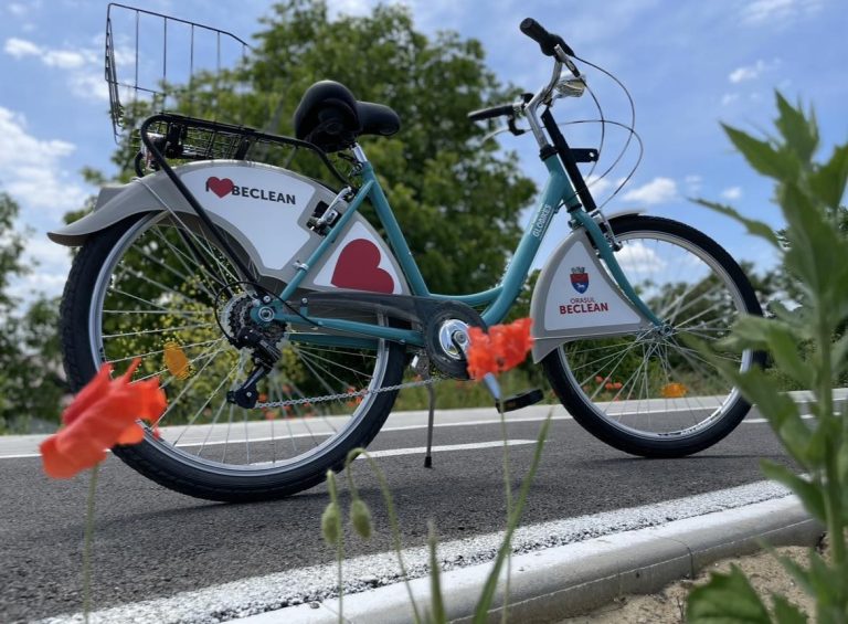 Beclean: Parcul Central, extins și dotat cu sistem de BikeSharing pentru cetățeni
