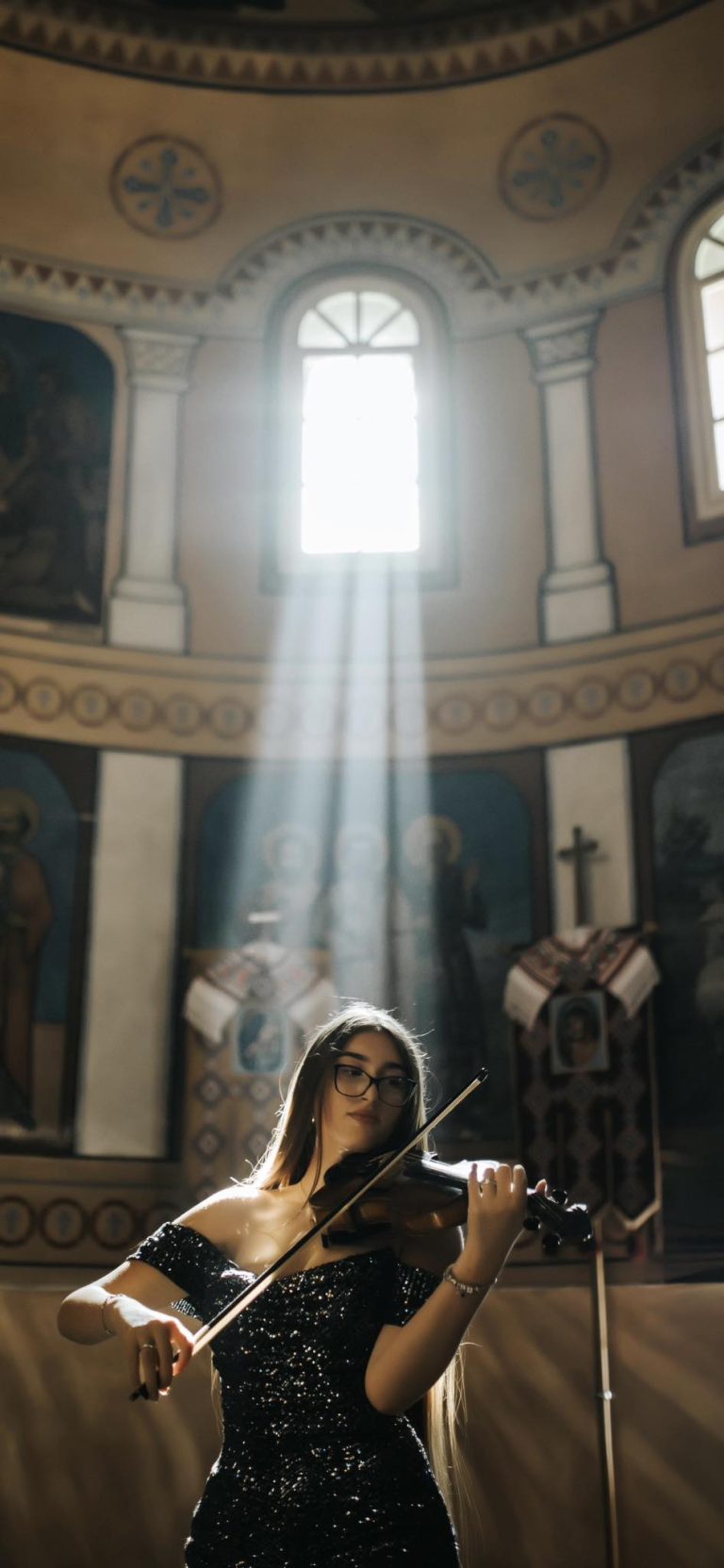 „Maya cu Vioara” – povestea unei adolescente care aduce emoție și eleganță