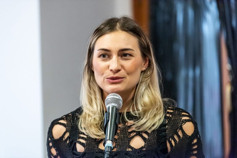 Bistrița continuă să livreze oameni ai cuvintelor! Bianca Danci a debutat cu un volum de poezii: Cele cinci stadii ale iubirii