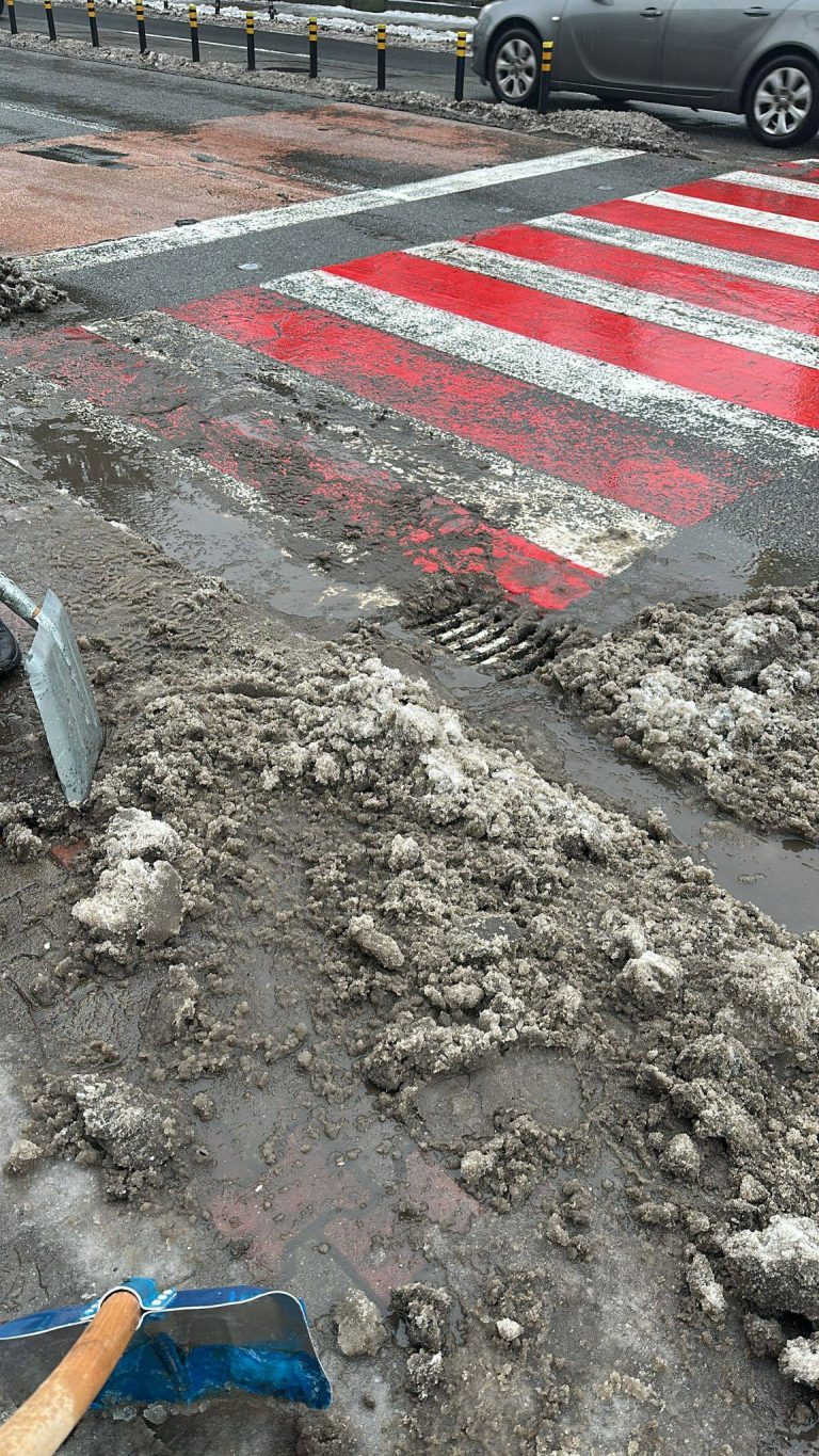 Voluntarii SVSU și Aquabis intervin pentru prevenirea acumulărilor de apă în municipiu