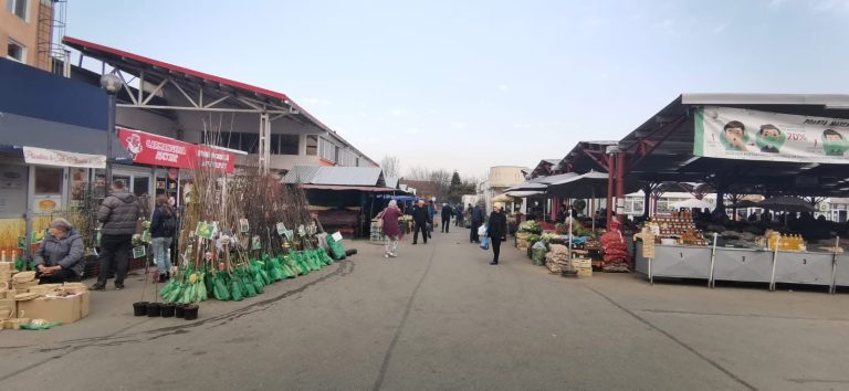 Tot mai puțini vânzători în Piața Decebal din cauza gerului. Primăria vrea să schimbe organizarea pieței