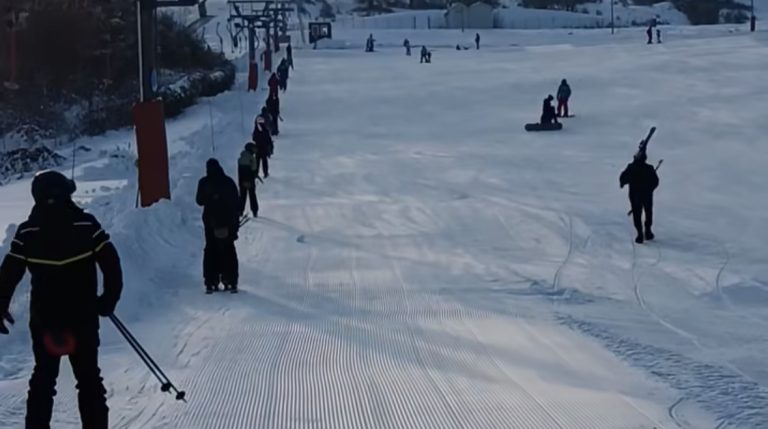 De ce este închisă Pârtia Cocoș. Probleme tehnice la teleski – se intervine ACUM