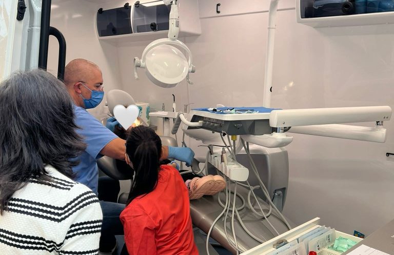 Stomatologii bistrițeni se unesc pentru o cauză nobilă: tratamente dentare gratuite cu un cabinet stomatologic mobil