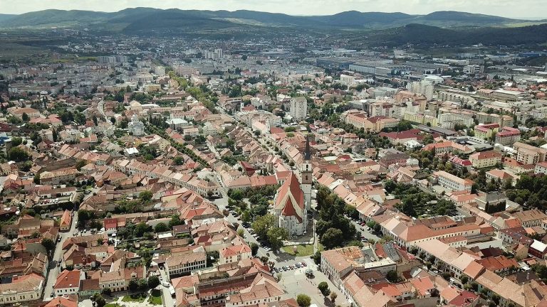 Primele demolări în Bistrița: primarul Gabriel Lazany a semnat dispoziția pentru desființarea unei construcții ilegale din Piața Petru Rareș